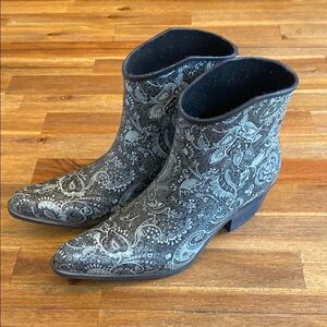 Nomad Ankle rubber Boots with paisley Design. Green/dark gray. Size 7.
